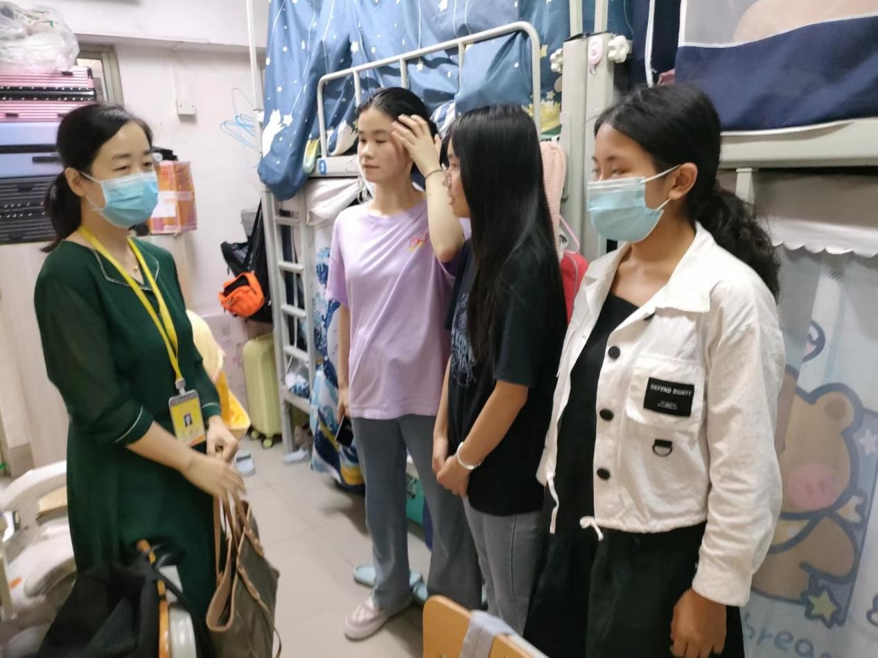 关怀入宿舍，温情系师生——亚博官网辅导员进行学生宿舍走访