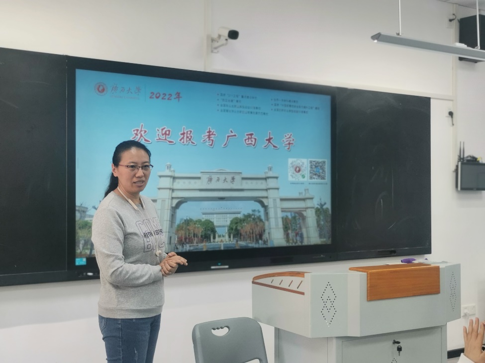 亚博官网到柳州高级中学开展招生和科普宣讲活动