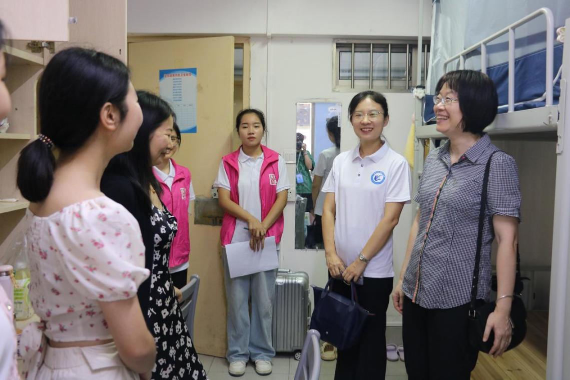 聆听化院“新”声——亚博取款心丈秒到账领导深入宿舍走访看望2023级新生