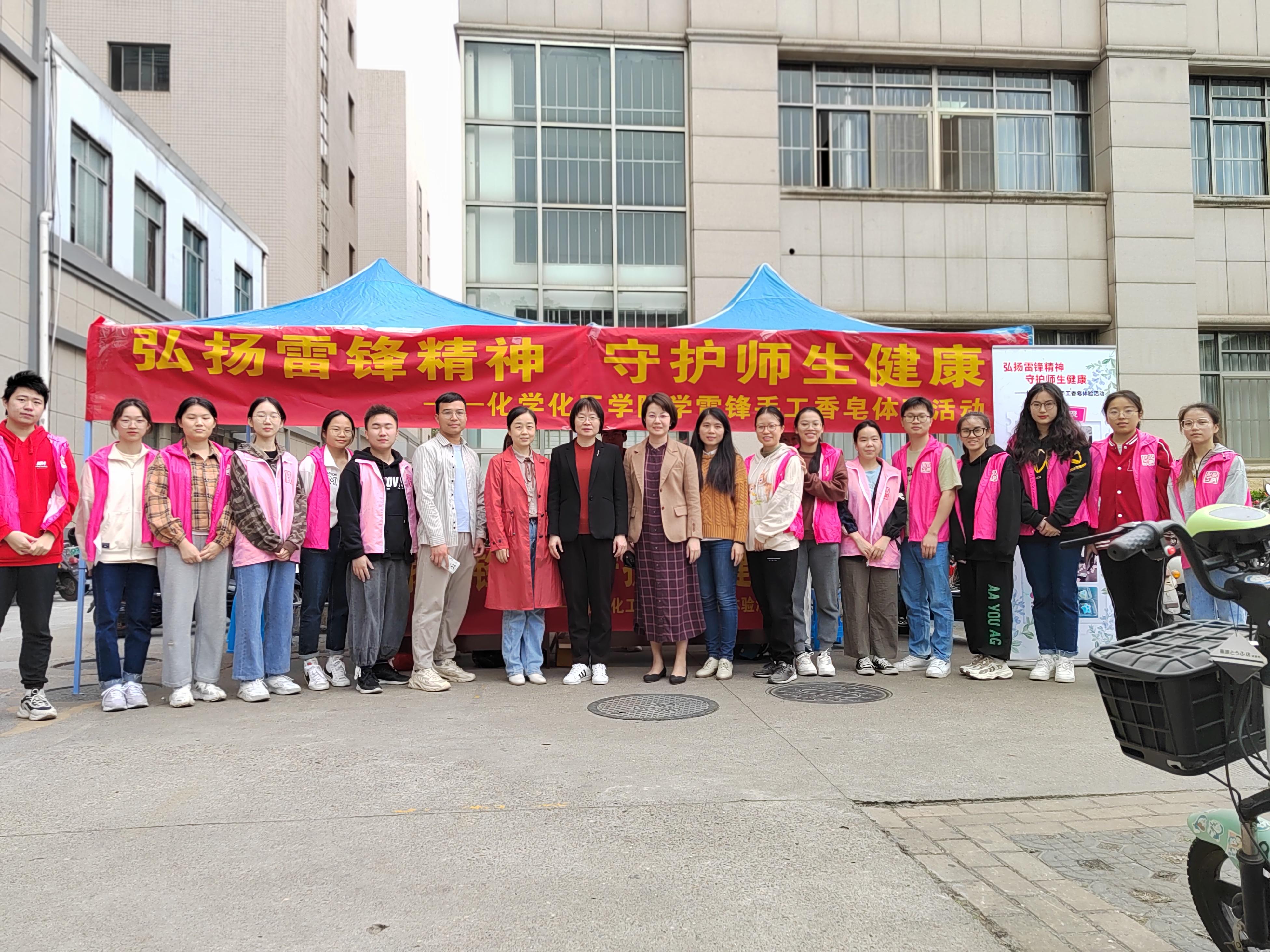弘扬雷锋精神 守护师生健康：亚博官网开展学雷锋主题活动