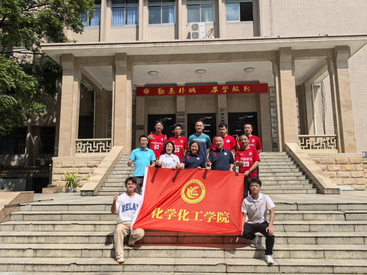 亚博官网举行校友足球队出征座谈会
