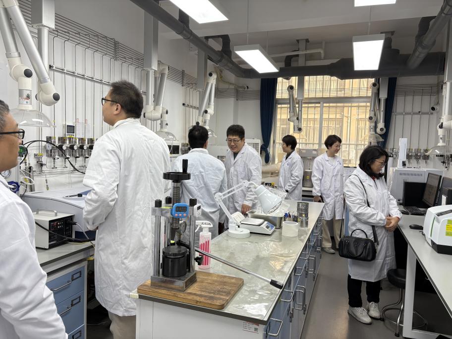 亚博官网开展2024年秋季学期期末实验室安全大检查